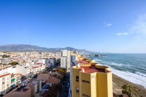 uitzicht op de stad en de oceaan bij Sea & Mountain, front line, 1 min to beach by 10ToSea in Fuengirola +3 foto's