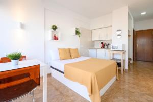 1 dormitorio pequeño con 1 cama y cocina en Sea & Mountain, front line, 1 min to beach by 10ToSea en Fuengirola