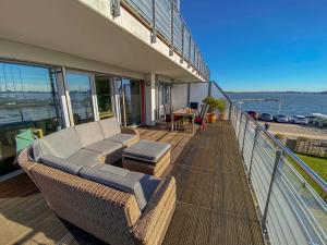 einen Balkon eines Hauses mit Stühlen und einem Tisch in der Unterkunft Haus Putbus in Altefähr - WG 3 mit Panoramablick in Altefähr