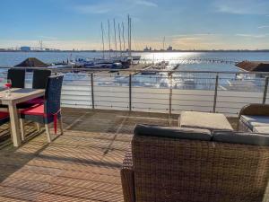 eine Terrasse mit Tisch und Stühlen und Blick auf ein Boot in der Unterkunft Haus Putbus in Altefähr - WG 3 mit Panoramablick in Altefähr + 19 Fotos