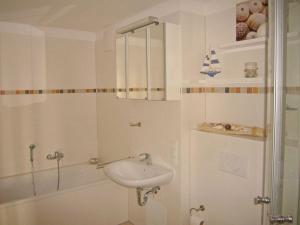 Ein Badezimmer in der Unterkunft Haus Putbus in Altefähr - WG 3 mit Panoramablick