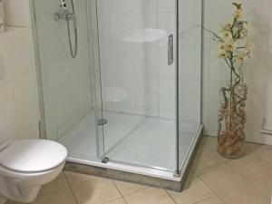 Ein Badezimmer in der Unterkunft Haus Putbus in Altefähr - WG 3 mit Panoramablick