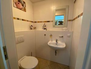 Ein Badezimmer in der Unterkunft Haus Putbus in Altefähr - WG 3 mit Panoramablick