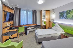 ローマルにあるLandhotel Naafs-Häuschenのベッドとデスクが備わるホテルルームです。