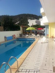 สระว่ายน้ำที่อยู่ใกล้ ๆ หรือใน Knossos Studios