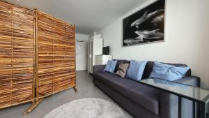 un soggiorno con divano e parete in legno di Beautiful Studio With Patio Carrapateira a Carrapateira