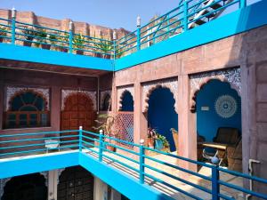 - une vue sur l'extérieur d'un bâtiment dans l'établissement Namaste Caffe-for heritage stay, à Jodhpur