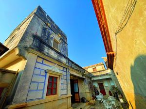 金城鎮的住宿－銃樓民宿 Kinmen gunhouse，一座古老的建筑,前面设有桌椅