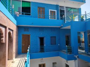 fachada azul de un edificio con balcón en Namaste Caffe-for heritage stay, en Jodhpur
