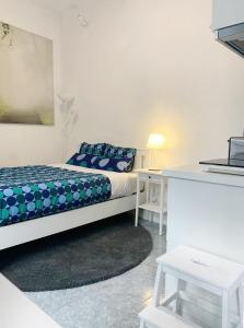 1 dormitorio con cama, escritorio y cama sidx sidx sidx sidx en Campolide Green Door Studio en Lisboa