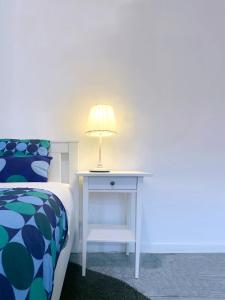 Łóżko lub łóżka w pokoju w obiekcie Campolide Green Door Studio