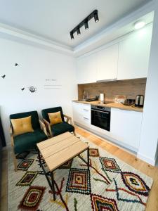 ein Wohnzimmer mit Sofa und Tisch in der Unterkunft Brko 7 in Jahorina