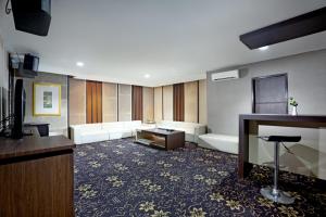 ein Wohnzimmer mit einem Sofa und einem Tisch in der Unterkunft Palace Hotel in Puncak