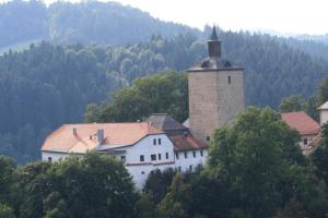 duży biały budynek z wieżą na wzgórzu w obiekcie Große Wohnung in Fürsteneck mit Grill und Terrasse w mieście Fürsteneck