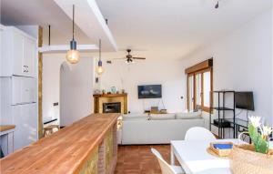 una cucina e un soggiorno con un grande ripiano in legno di Stunning Apartment In San Jose With Kitchen a San José