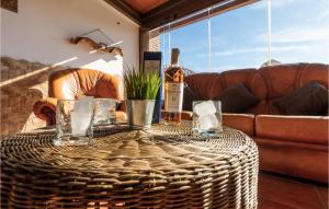una mesa de mimbre con una botella de vino y un sofá en Stunning Home In Cuevas De San Marcos With Outdoor Swimming Pool, en Cuevas de San Marcos