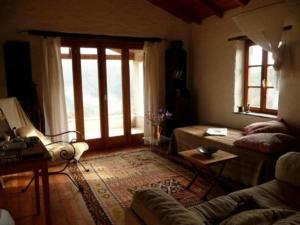 Ranzo-Borgo的住宿－CASA SISSI, Sehnsuchtsort zwischen Olivenhainen，客厅配有沙发和桌子