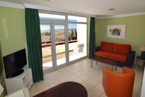 TV a/nebo společenská místnost v ubytování Apartamentos Arco Iris