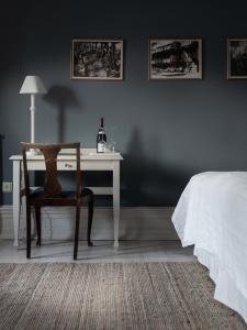ein Schlafzimmer mit einem Tisch, einem Stuhl und einem Bett in der Unterkunft Grand Hotel Marstrand in Marstrand