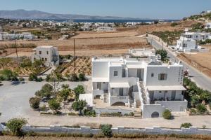 una vista aérea de una casa blanca con patio en Zanneta Apartments & Suites, en Mikri Vigla