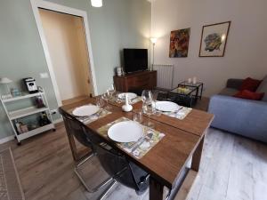 een eetkamer met een tafel met glazen erop bij Dagnino House - Luxury apartment in the center of Palermo in Palermo +35 foto's