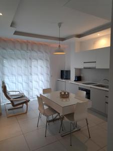 - une cuisine et une salle à manger avec une table et des chaises dans l'établissement Appartamento mare 49, à Vasto