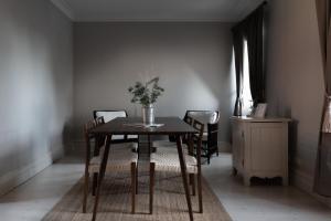 - une salle à manger avec une table et des chaises en bois dans l'établissement Grand Hotel Marstrand, à Marstrand