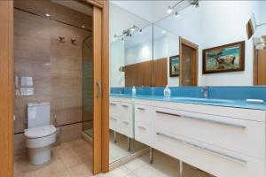 Kúpeľňa v ubytovaní luxury sea view apartment with 2 rooms