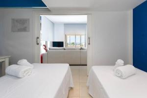 Posteľ alebo postele v izbe v ubytovaní luxury sea view apartment with 2 rooms