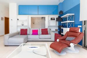Posedenie v ubytovaní luxury sea view apartment with 2 rooms