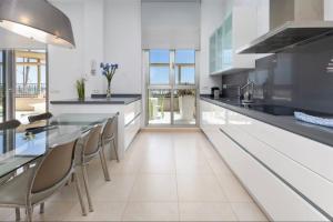 Kuchyňa alebo kuchynka v ubytovaní luxury sea view apartment with 2 rooms