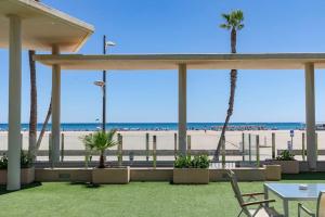 - une vue sur la plage depuis un pavillon sur la plage dans l'établissement luxury sea view apartment with 2 rooms, à Valence
