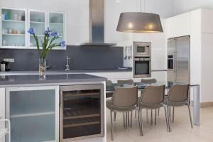 Kuchyňa alebo kuchynka v ubytovaní luxury sea view apartment with 2 rooms