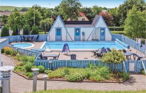 KnebelにあるAwesome Apartment In Knebel With Outdoor Swimming Poolのブルーハウス(スイミングプール、パティオ付)
