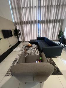 - un salon avec un canapé et une table dans l'établissement 3 Rooms family duplex, à Kuala Lumpur
