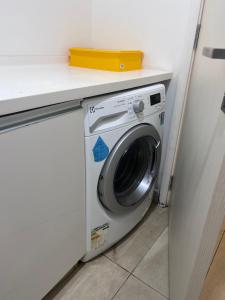 - un lave-linge dans une pièce avec un comptoir dans l'établissement 3 Rooms family duplex, à Kuala Lumpur