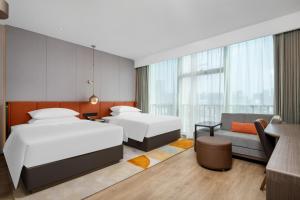 Giường trong phòng chung tại Home2 Suites by Hilton Shenzhen Nanshan Science & Technology Park