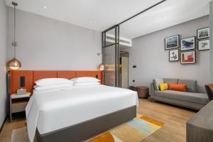 Giường trong phòng chung tại Home2 Suites by Hilton Shenzhen Nanshan Science & Technology Park