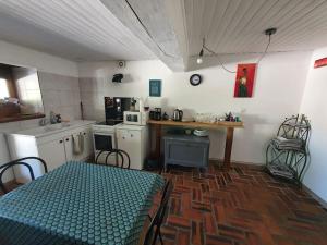 uma cozinha com uma mesa e uma cozinha com um balcão em Dépendance pour 1 à 4 pers au calme dans propriété em Marboz