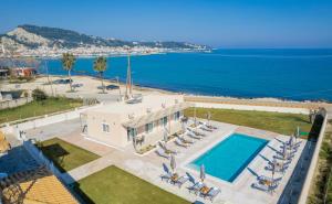 een luchtzicht op een villa met een zwembad bij Cinque Terre Kamelia in Zakynthos