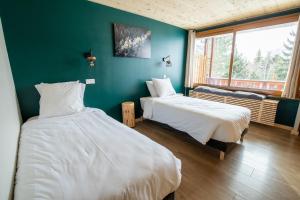 Voodi või voodid majutusasutuse Hotel Les Lutins toas