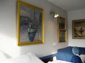 a room with a painting of a boat on the wall at Haus Friedeburg - Siilskep in Rantum