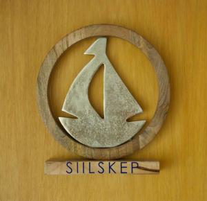 a sign for a silksayer sign on a wooden wall at Haus Friedeburg - Siilskep in Rantum