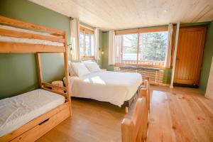 Voodi või voodid majutusasutuse Hotel Les Lutins toas