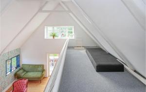Habitación con escalera, sofá y silla en Awesome Home In Sams With Kitchen en Brundby