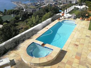 una piscina en un patio al lado de un edificio en Lavandula Manor Self-Catering, en Mossel Bay