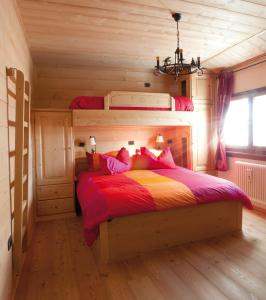 una camera con un letto in una baita di tronchi di Profum Di Bosc ad Arta Terme