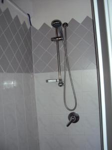 カステルダッチャにあるCase al Castelloのバスルーム(シャワー、シャワーヘッド付)が備わります。