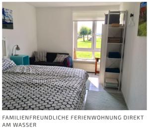 Postel nebo postele na pokoji v ubytování Wasserblick! FeWo Maasholm direkt am Wasser, 4 P.