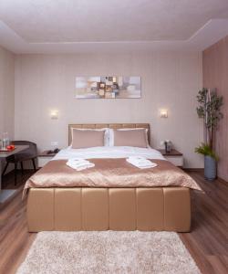 sypialnia z dużym łóżkiem z dwoma ręcznikami w obiekcie Villa Dunaj w mieście Dunajská Streda
